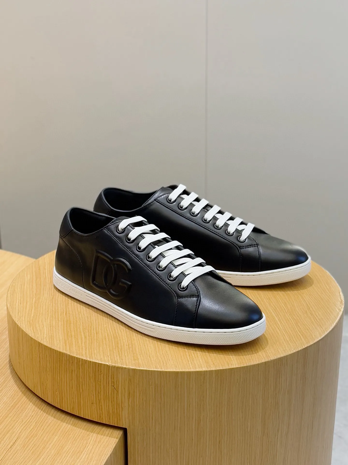 Men's Men's Shoes💰400 [New Style]🐏🐏DG men's calfskin sneakers Portofino Yacht shoes, simple and versatile design, unique saddle leather soles. The Dolce &G logo rear wing is the icing on the cake. Imported cowhide + rubber outsole Size: 39-44 (customized at 38.45)